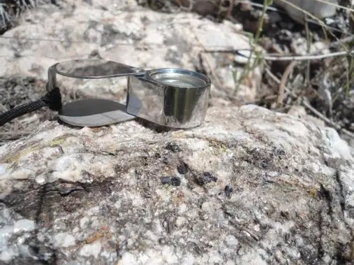Cuarzo, moscovita y turmalina en afloramiento en Sierras Pampeanas, Argentina. Tomado de Wul (2018)