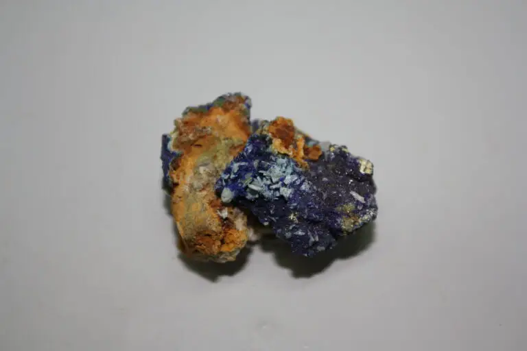 La Azurita se genera en las zonas de oxidación de pórfiros de cobre enrquecidos. Cátedra de Yacimientos, UBA.