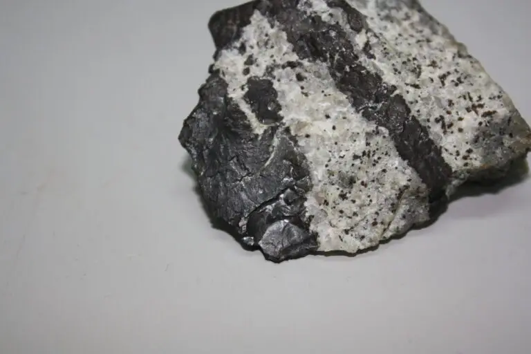 La Calcosina es el mineral producto de alteración supergénica de un pórfiro de cobre que más aumenta la ley de CU. Cátedra de Yacimientos, UBA.