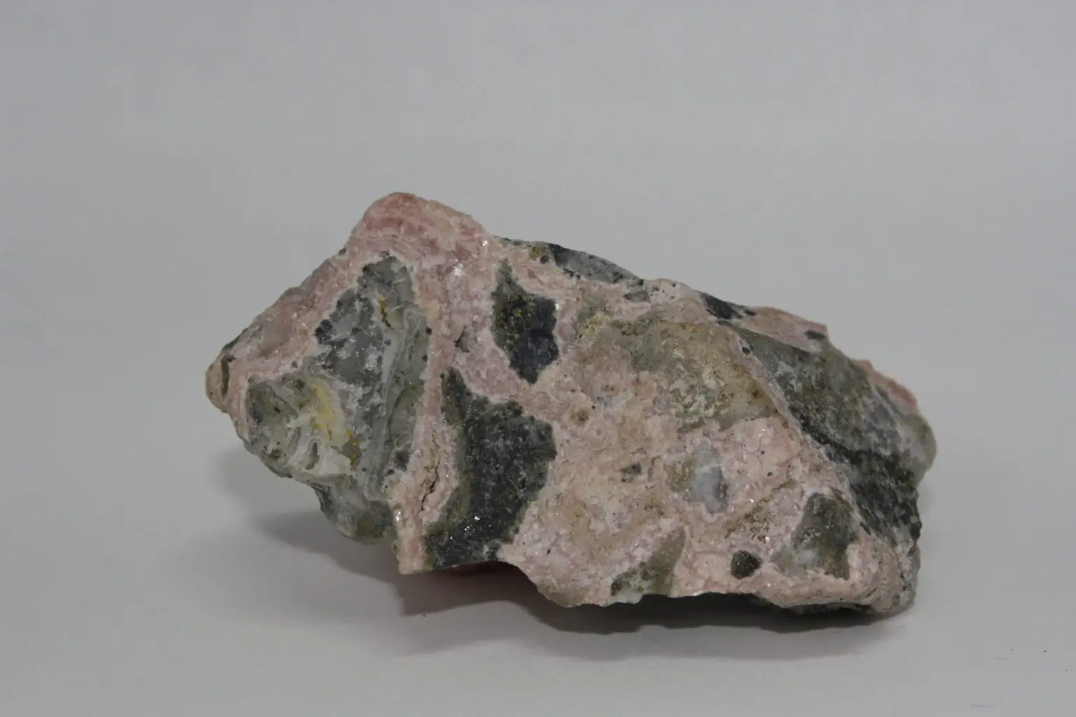 Brecha con clastos de sílice y sulfuros y matríz de rodocrosita en una brecha de un depósito de sulfuración intermedia. Colección Geodepósitos.