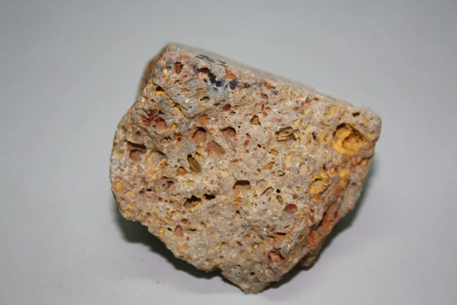 Figura 3c. Cuarzo viggy. En las cavidades que posee se deposita el oro. Cátedra de Yacimientos, UBA.