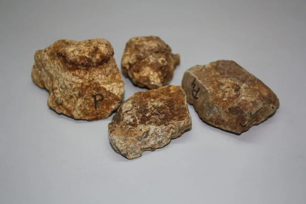 Alteración argílica en pórfido de cobre. Cátedra de Yacimientos, UBA
