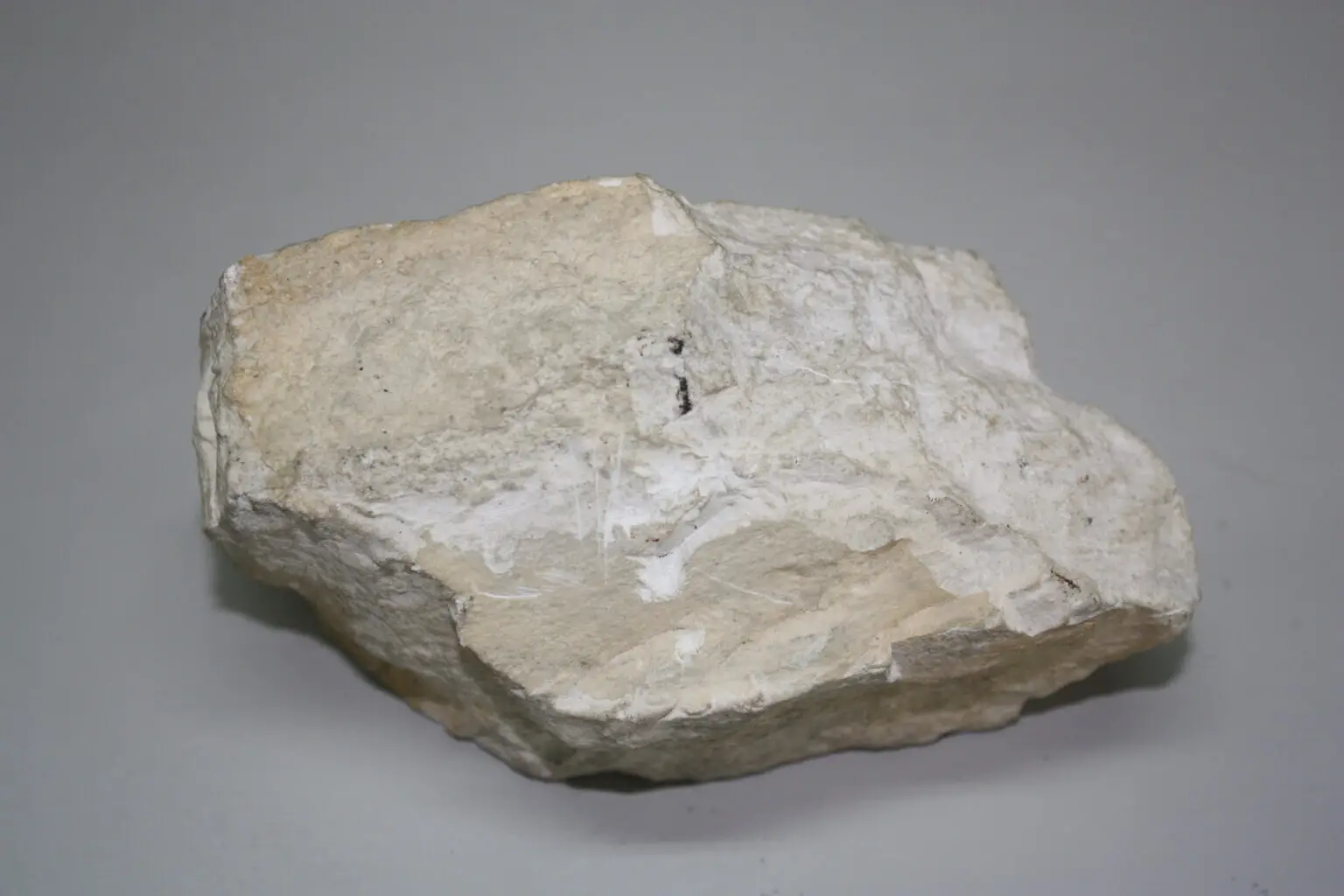 Alunita masiva. Cátedra de Yacimientos, UBA.