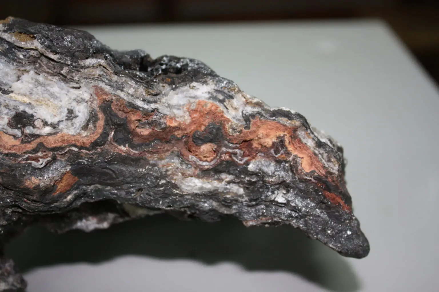 Figura 3b. Textura bandeada de óxidos de manganeso. Yacimiento epitermal de sulfuración intermedia. Cátedra de Yacimientos, UBA.