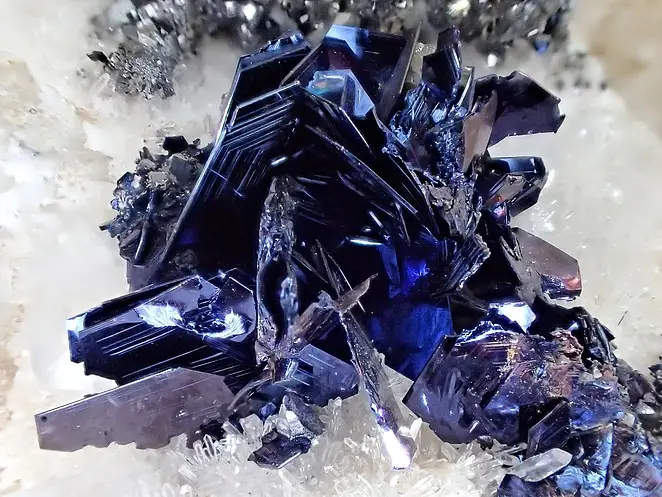 La covelina es un mineral que se genera cuando los pórfiros de cobre sufren enriquecimiento supergénico; como consecuencia aumenta la ley de Cu. Imagen tomada de Mindat.org