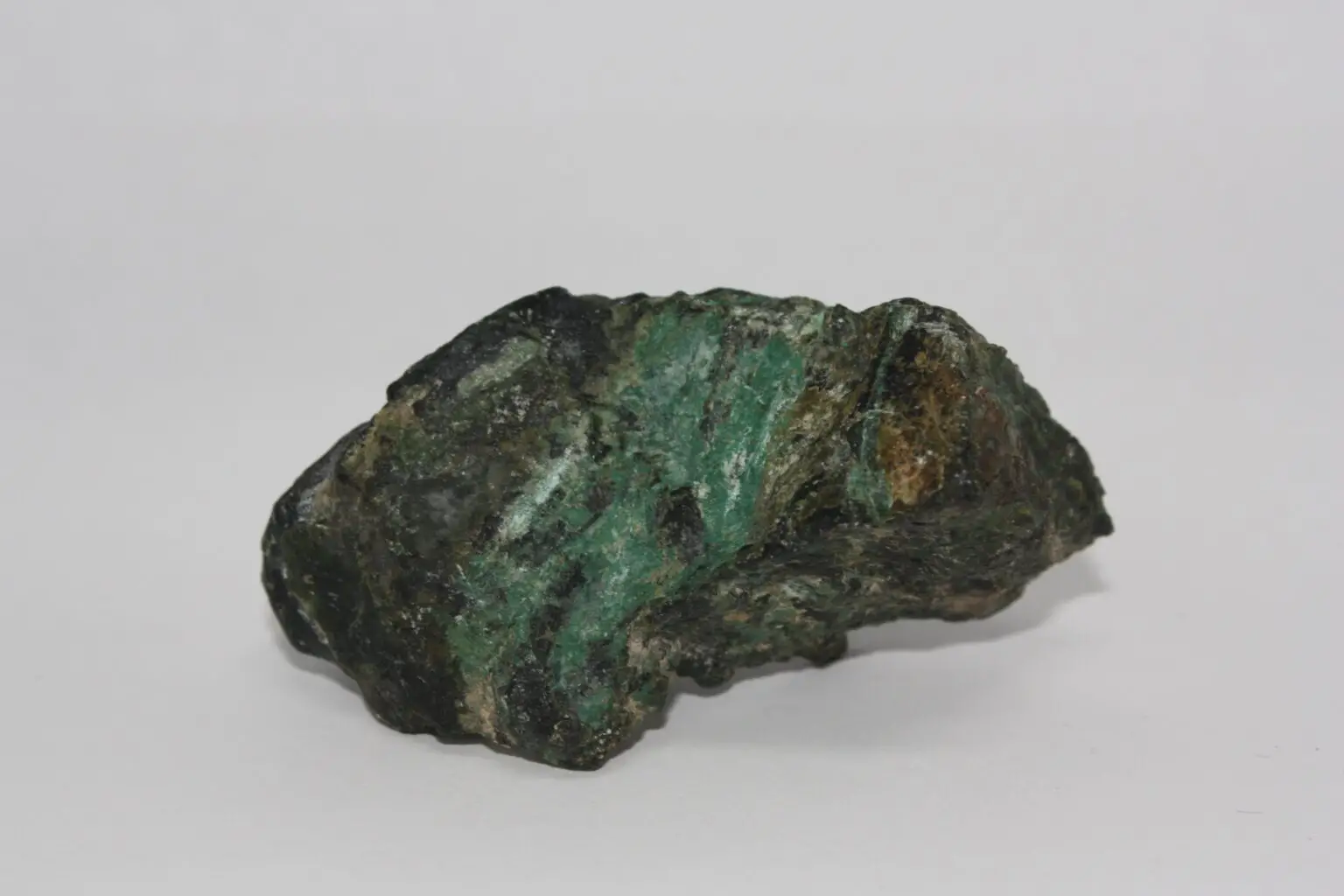 Figura 3d. Enargita, mineral característico de los depósitos epitermales de alta sulfuración.
